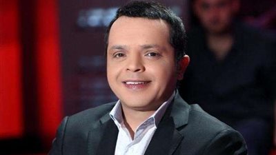 أول رد لمحمد هنيدي على ارتداء غادة عادل ”بدلته الصفراء“