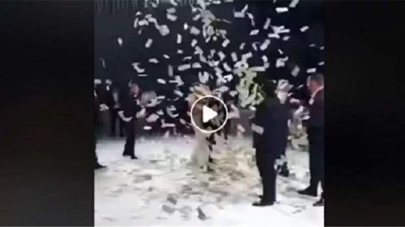 عروسان يرقصان تحت أمطار من النقود.. (فيديو)