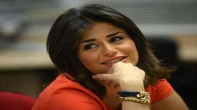 شاهد.. منة فضالى تثير الجدل بفستان عاري