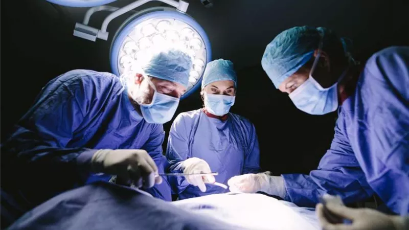 إجراء أول جراحة دماغية في العالم عن بعد 3 آلاف كم