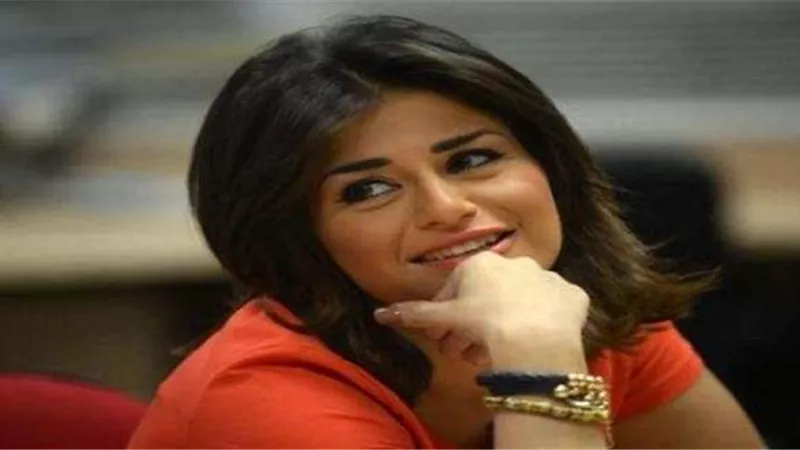 شاهد.. منة فضالى تثير الجدل بفستان عاري