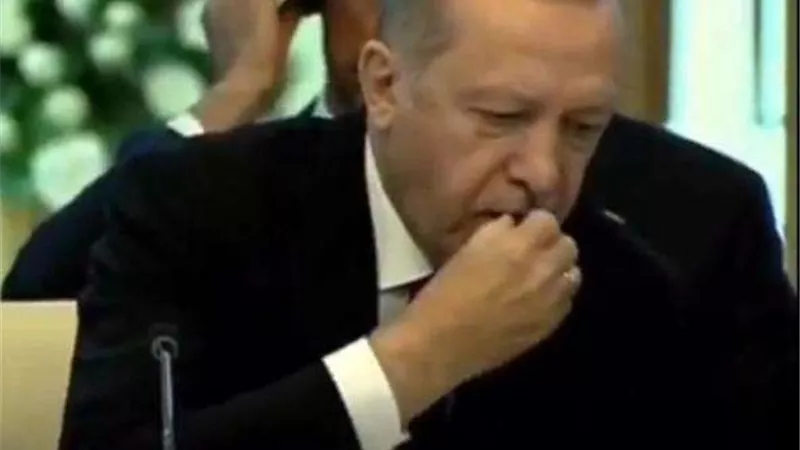 أردوغان يتناول المكسرات خلال القمة الثلاثية