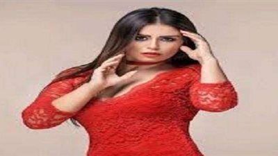 ”نضارة وابتسامة”.. منة فضالى تغازل جمهورها على الشاطئ