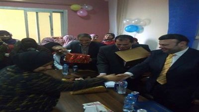 بالصور.. تكريم الأم المثالية لمستشفى حلوان العام