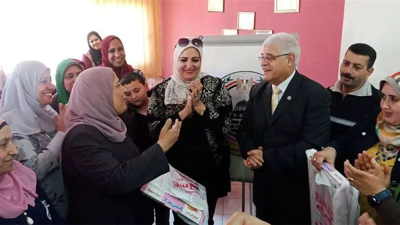 رئيس حي البساتين يقيم احتفالية بعيد الأم ويكرم عدد من الأمهات