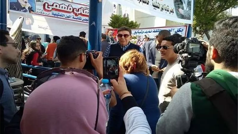 سمير صبري يصل انتخابات نقابة المهن التمثيلية للإدلاء بصوته