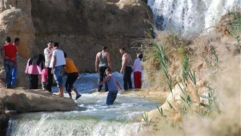 شاهد.. لحظة انهيار صخرة عملاقة على شاطئ مكتظ في اليونان