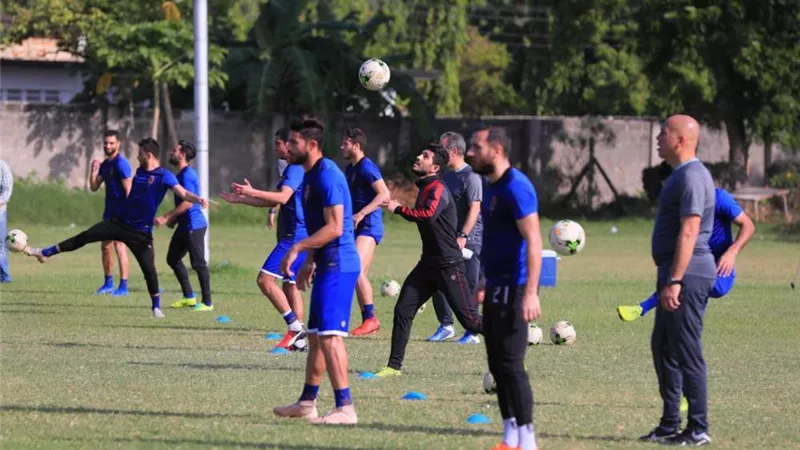 تدريبات ترفيهية بالكرة في المران الصباحي للأهلي