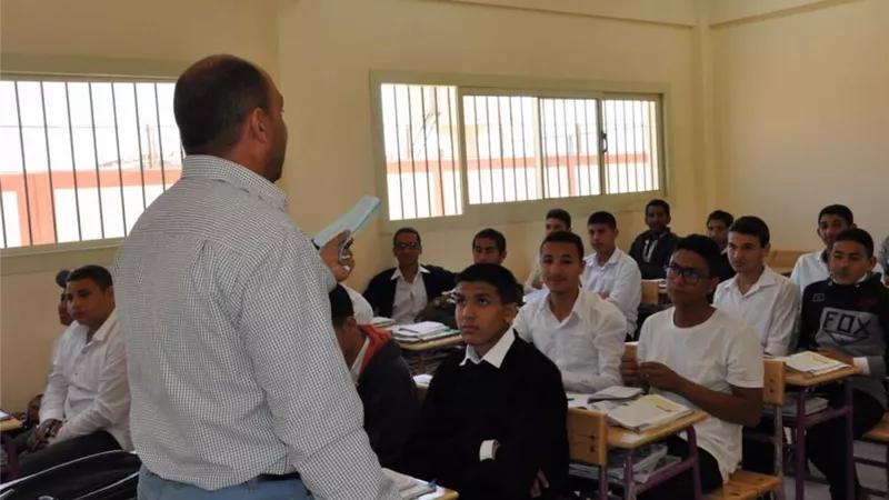 طلاب أولى ثانوى يؤدون الامتحان الإلكتروني التجريبي على 