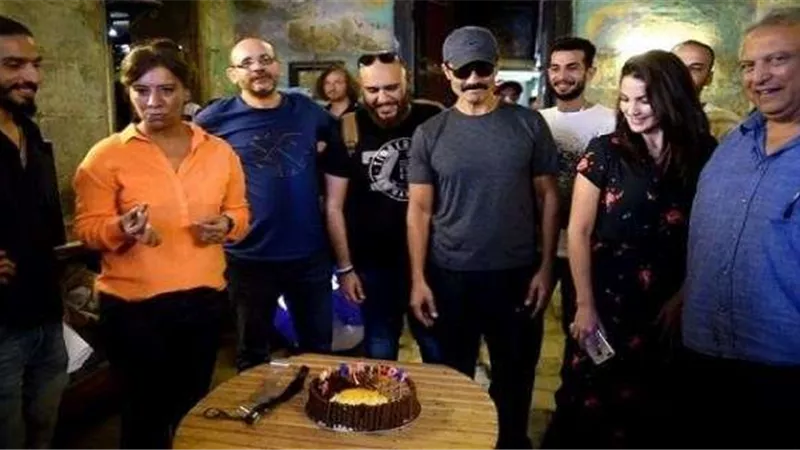 أسرة ”يوم مصرى” تحتفل بعيد ميلاد خالد النبوى داخل اللوكيشن