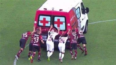 (فيديو).. تعطل عربة إسعاف تدفع لاعبي فاسكو دا جاما وفلامنجو لإخراجها