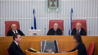 محاكمة أستاذ قانون ”أمريكي - فرنسي” لتصديه للاحتلال بالضفة