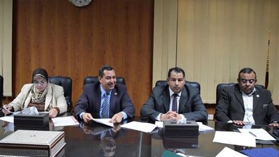 رئيس جامعة بني سويف يناقش تكليف معيدين بكليات الطب والعلوم والتجارة