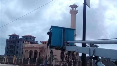 إستكمال أعمال صيانة أعمدة الإنارة والكهرباء بمحافظة البحيرة