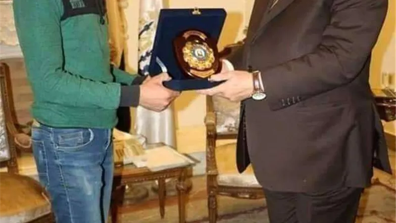 أنقذ أسرة كاملة من الموت حرقًا.. محافظ القاهرة يُكرم بطل الزاوية الحمراء