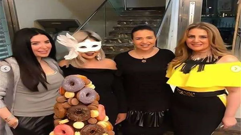 بالصور.. رانيا محمود ياسين تشارك جمهورها كواليس عيد ميلاد بوسي شلبي