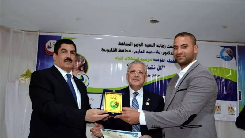 محافظ القليوبية ومجاهد يكرمان محرر بلدنا اليوم بالقليوبية