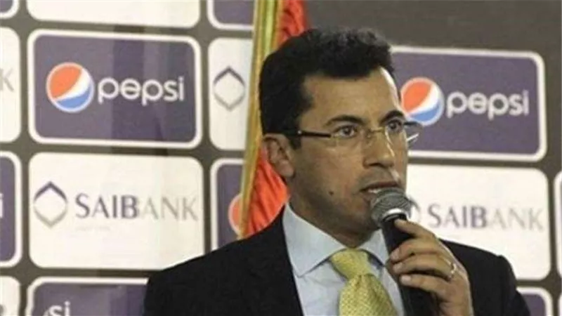 وزير الرياضة يتابع  مباراة المصرى وإتحاد العاصمة بالكونفدرالية