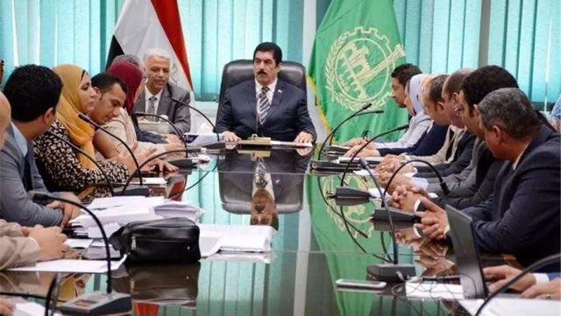 محافظ القليوبية يشهد فتح المظاريف لتخصيص 8 قطع أراضي للاستثمار بالشروق