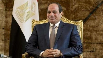 رئيس هيئة الإمداد والتموين يقدم أغلى هدية تذكارية للسيسي