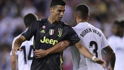 بالفيديو .. رغم طرد رونالدو اليوفي يفوز علي فالنسيا بثنائية نظيفة