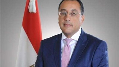 مدبولي يهدي المحافظين السابقين ”دروعًا” تقديرًا لجهودهم