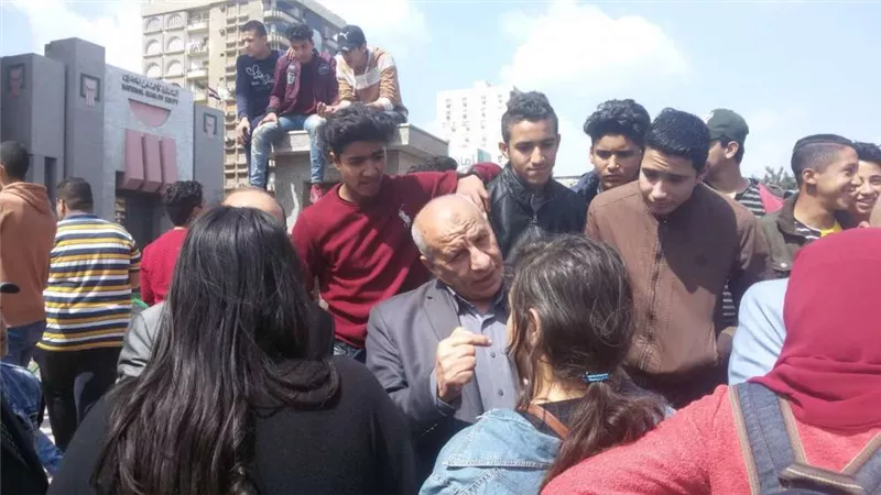بالصور.. تجمهر العشرات من طلاب أولى ثانوي أمام مبنى محافظة الشرقية
