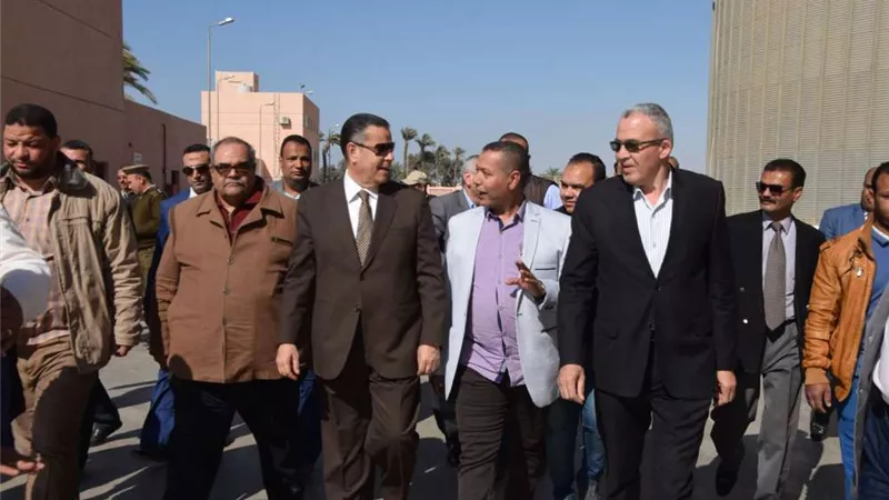 محافظ بني سويف يتابع استعدادات الصوامع لموسم توريد القمح