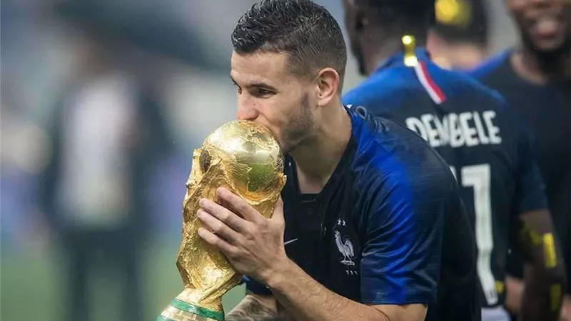 رسميًا.. بايرن ميونيخ يتعاقد مع مدافع أتلتيكو مدريد