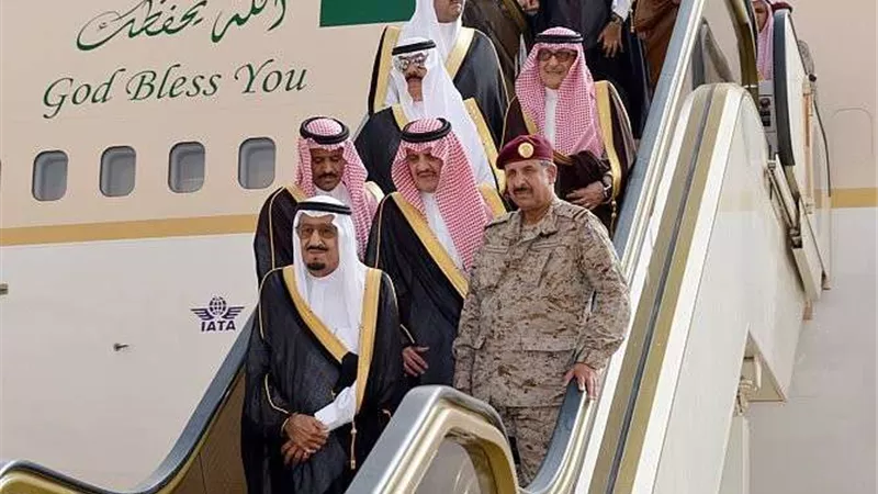 الملك سلمان يصل تونس للمشاركة في القمة العربية