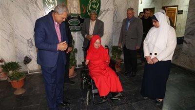 محافظ المنوفية يسلم كرسي متحرك لسيدة من ذوي الإحتياجات الخاصة بقويسنا