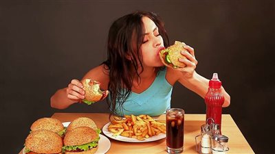 7 مصائب وراء تناول الطعام بسرعة.. أبرزها التسمم والسكري