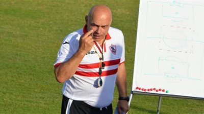 جروس يصحح أخطاء اللاعبين بمران الفريق