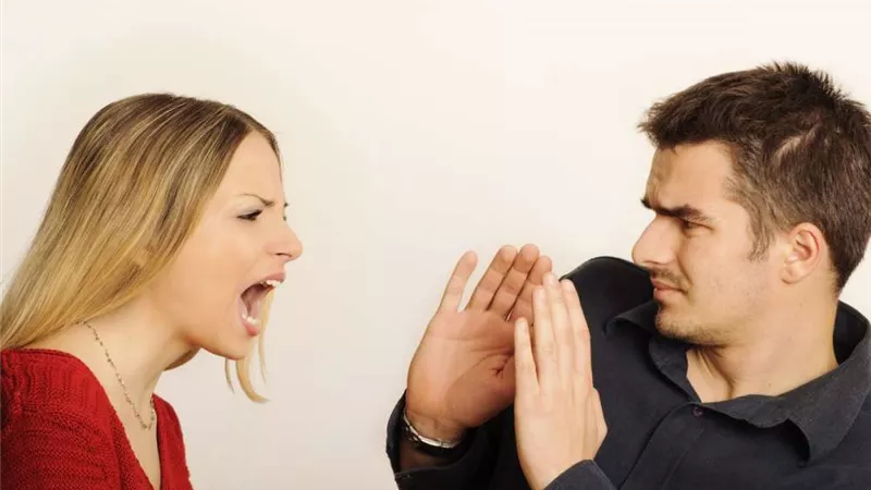 أبرزها الحب.. تعرف على سبب استفزاز الرجل لزوجته
