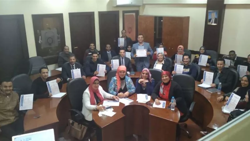 بالصور.. إختتام فعاليات مبادرة 30 قائد شبابي بنقابة التجاريين