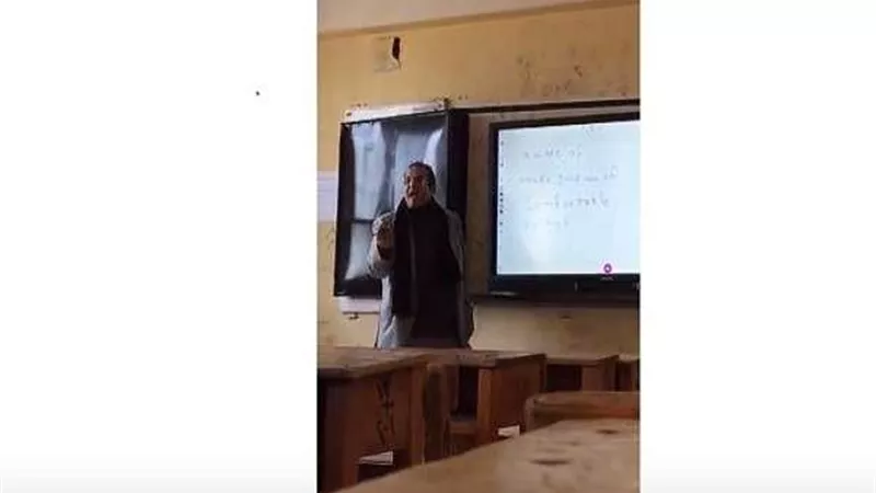 شاهد.. مدرس يسب الطلاب بألفاظ خادشة