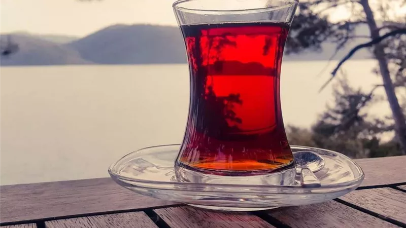 دراسة تحذر من شرب الشاى ساخن