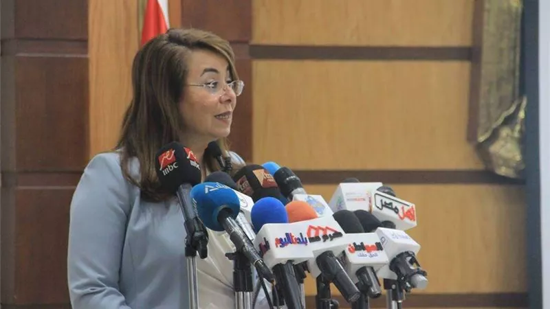 بالصور.. وزيرة التضامن: ملابس الإحرام هدية لحجاج الجمعيات الأهلية