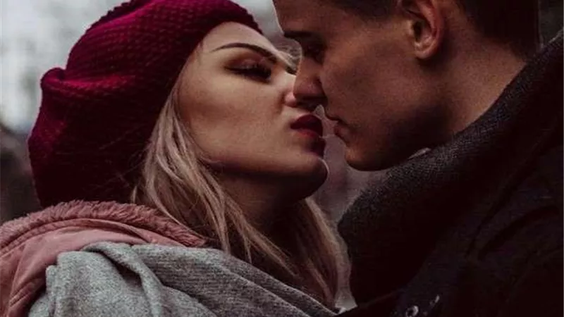 5 أنواع من القُبلات لها أسرارها الخاصة