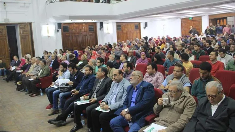 بالصور.. أعضاء الجمعية العمومية لنقابة الأطباء يرفضون قرار فرض الحراسة