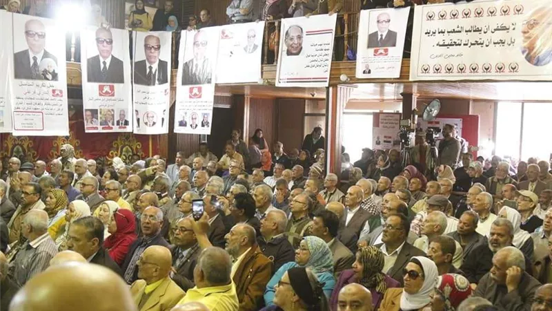 أصحاب المعاشات يرددون هتافات مؤيدة للسيسي بحزب التجمع