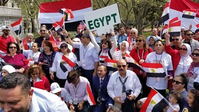 بالصور..وصول المصريين أمام البيت الأبيض للترحيب بالرئيس السيسي