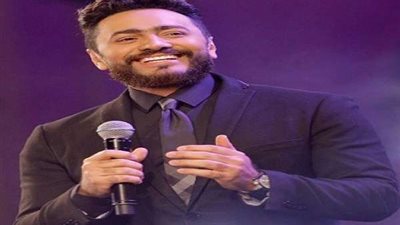 بالفيديو.. تامر حسني يقبل يد معجبة هتفت باسمه في إحدى الحفلات