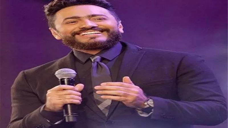 بالفيديو.. تامر حسني يقبل يد معجبة هتفت باسمه في إحدى الحفلات