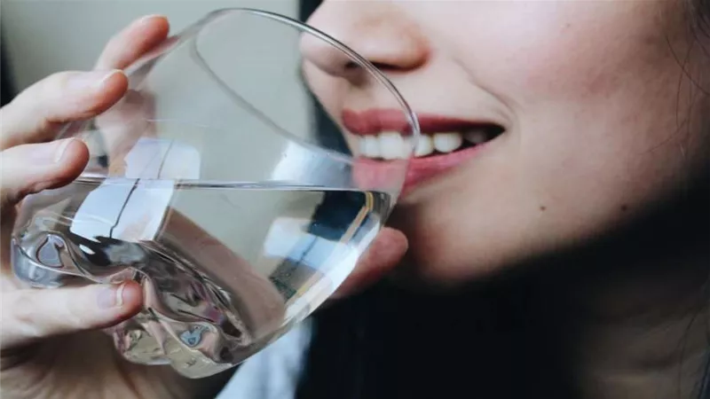 مع اقتراب الصيف.. أطعمة تعوضك عن شرب الماء