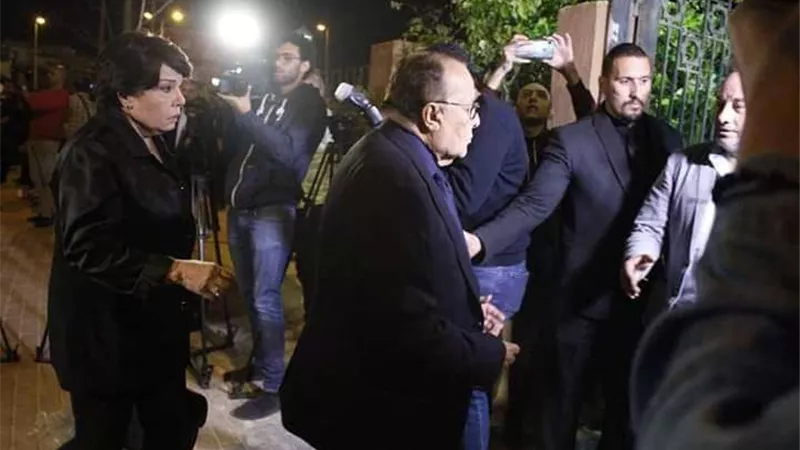 بالصور.. نجوم الفن يتوافدون على عزاء محمود الجندي