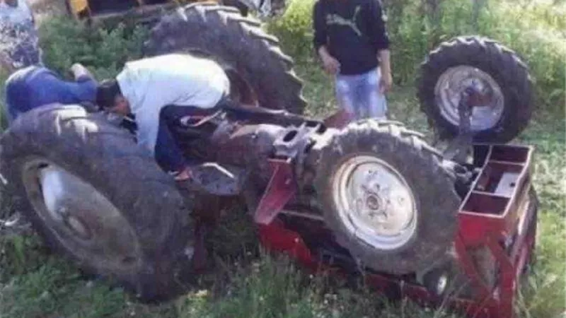 إصابة 4 أشخاص فى حادث انقلاب جرار زراعى محمل بالكتان بالمحلة