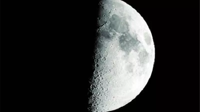القمر يصل مرحلة التربيع الأول ويزين سماء الوطن العربى