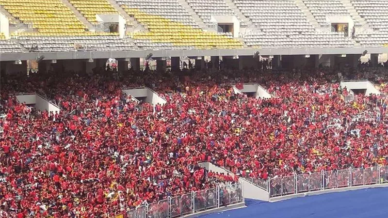 جماهير الأهلي تهز برج العرب بهتافات حماسية