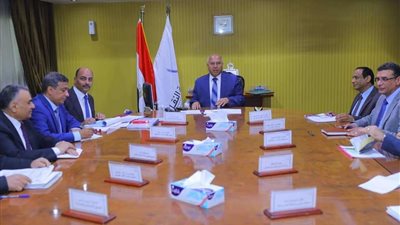 وزير النقل يجتمع برئيس وقيادات هيئة الطرق لمتابعة معدلات الصيانة
